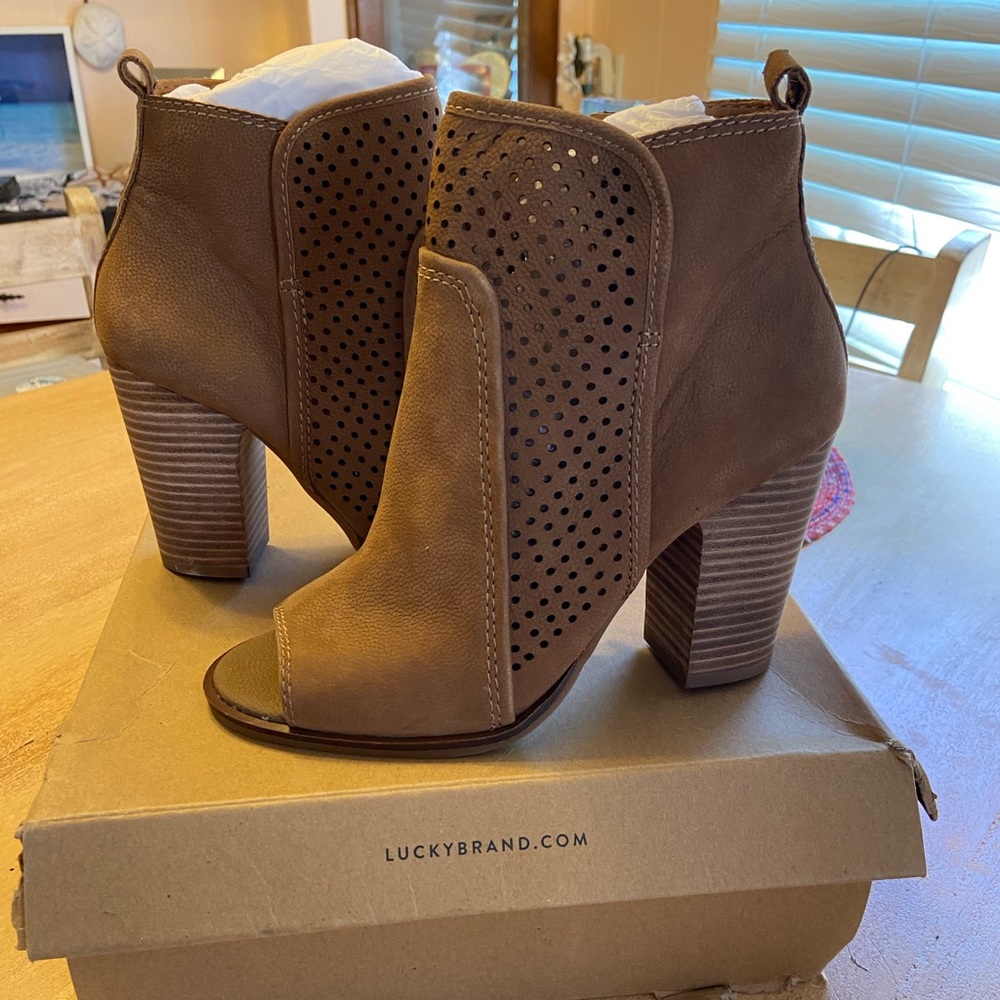 New w box, Lucky Brand peep toe suede booties sz 8.5